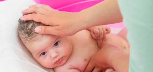 Kada kupati novorođenče po prvi put kod kuće?